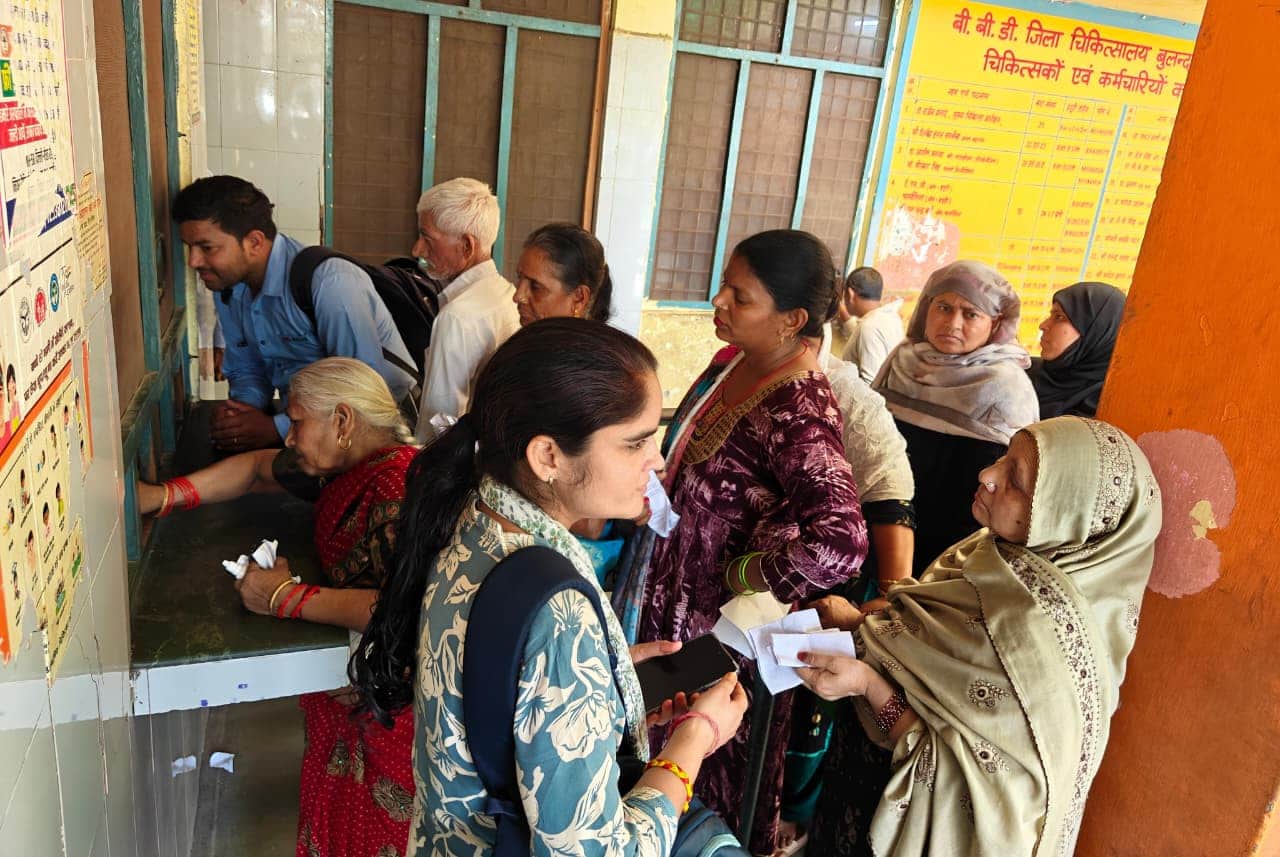 जिला चिकित्सालय के दवा काउंटर पर खड़े लोग। संवाद