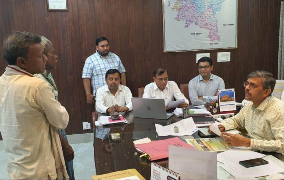  जनता दर्शन के दौरान फरियादी से समस्या की जानकारी लेते डीएम। 