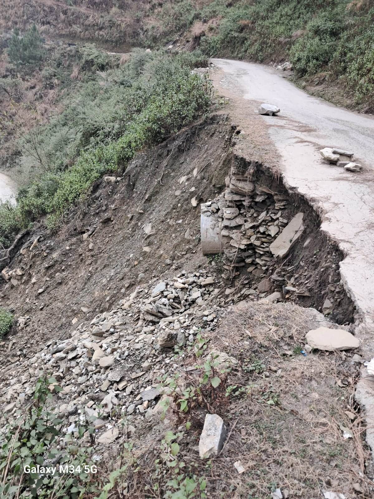 जीरो प्वाइंट-धाउगी मार्ग की खस्ताहालत दशा। संवाद