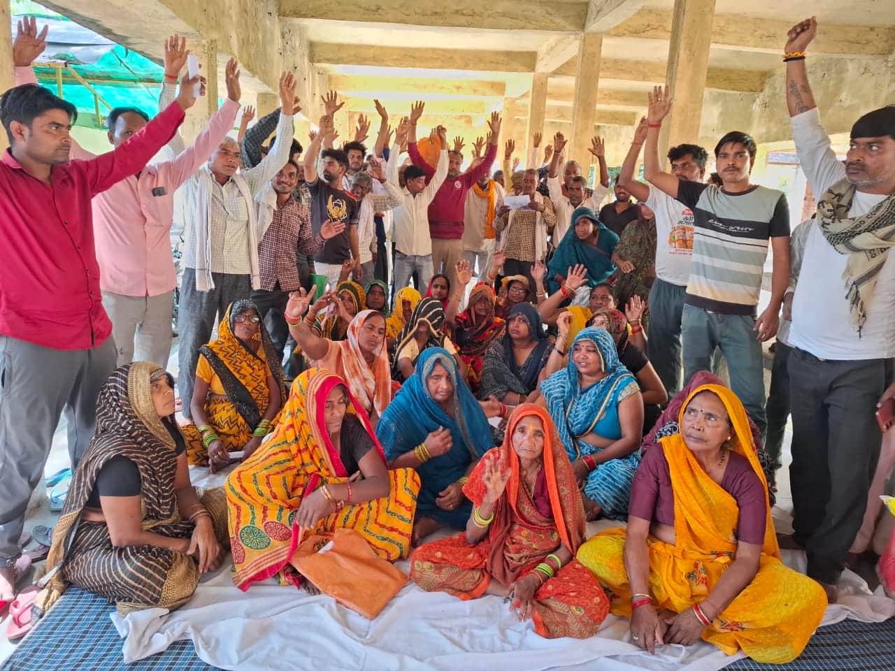 जसराना तहसील में धरना देते लोग। संवाद