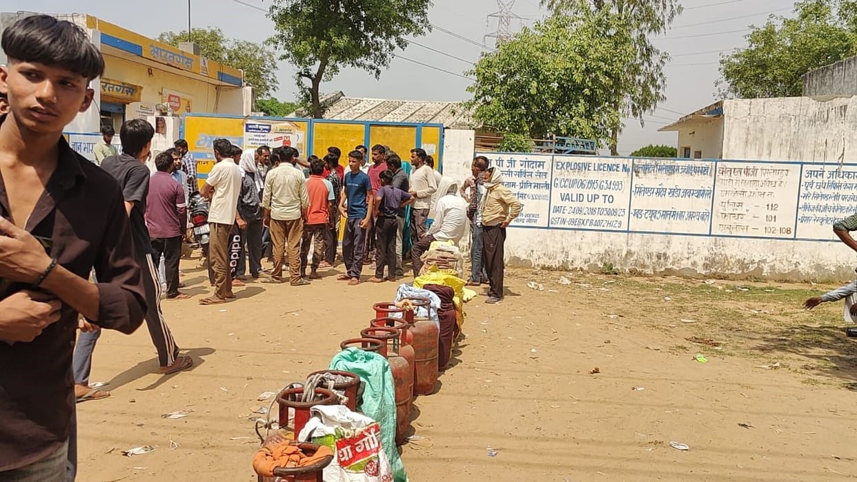 The line at the agency started at 2 o'clock in the night, 150 cylinders arrived, the whole day was spent in the sun