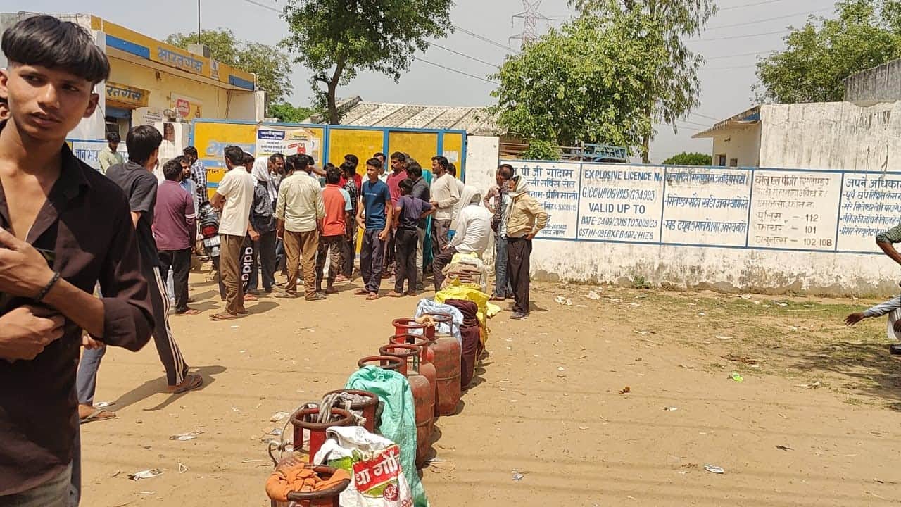 ककोड़ क्षेत्र के गांव धनौरा स्थित एजेंसी पर सिलिंडर पाने की आस में धूप में खड़े उपभोक्ता। संवा