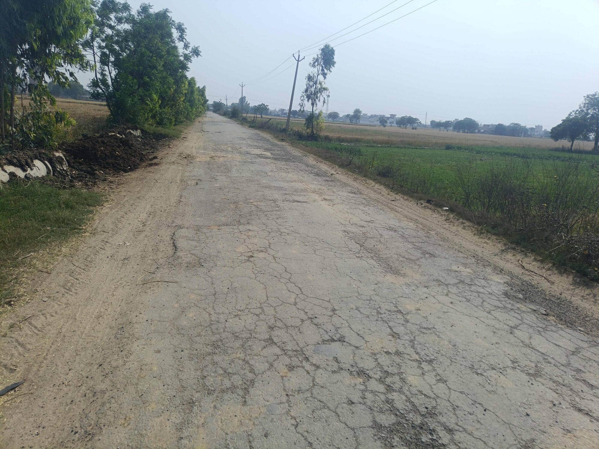 कैलरम व चंदाना को जोड़ने वाली खस्ताहाल सड़क