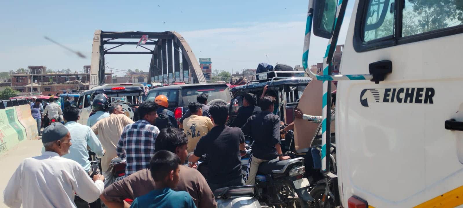 कलियर पुल पर लगा जाम - स्रोत: स्वयं