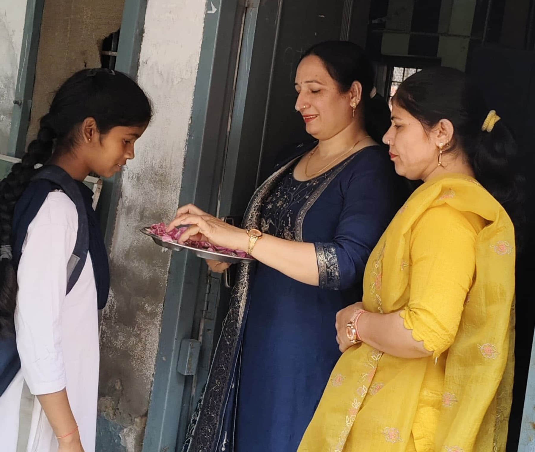 कलायत के सरकारी स्कूल में छात्राओं का अभिनंदन करती शिक्षिकाएं 