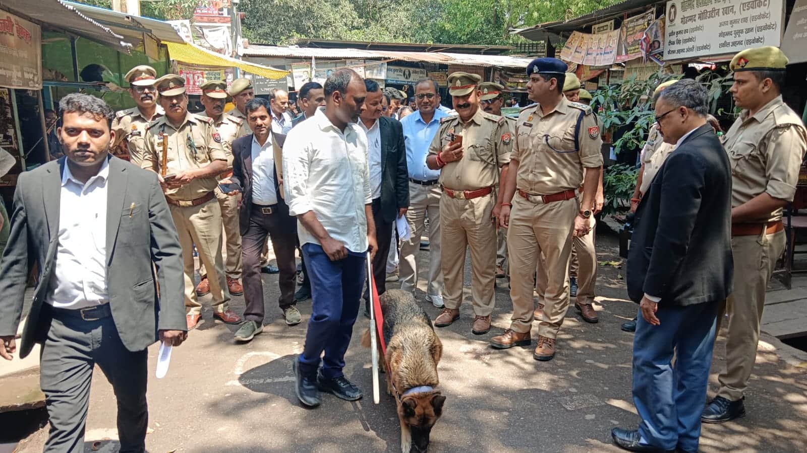 *कमिश्नरेट वाराणसी के थाना कैंट क्षेत्र में सुरक्षा के मद्देनजर न्यायालय परिसर में सघन चेकिंग अ