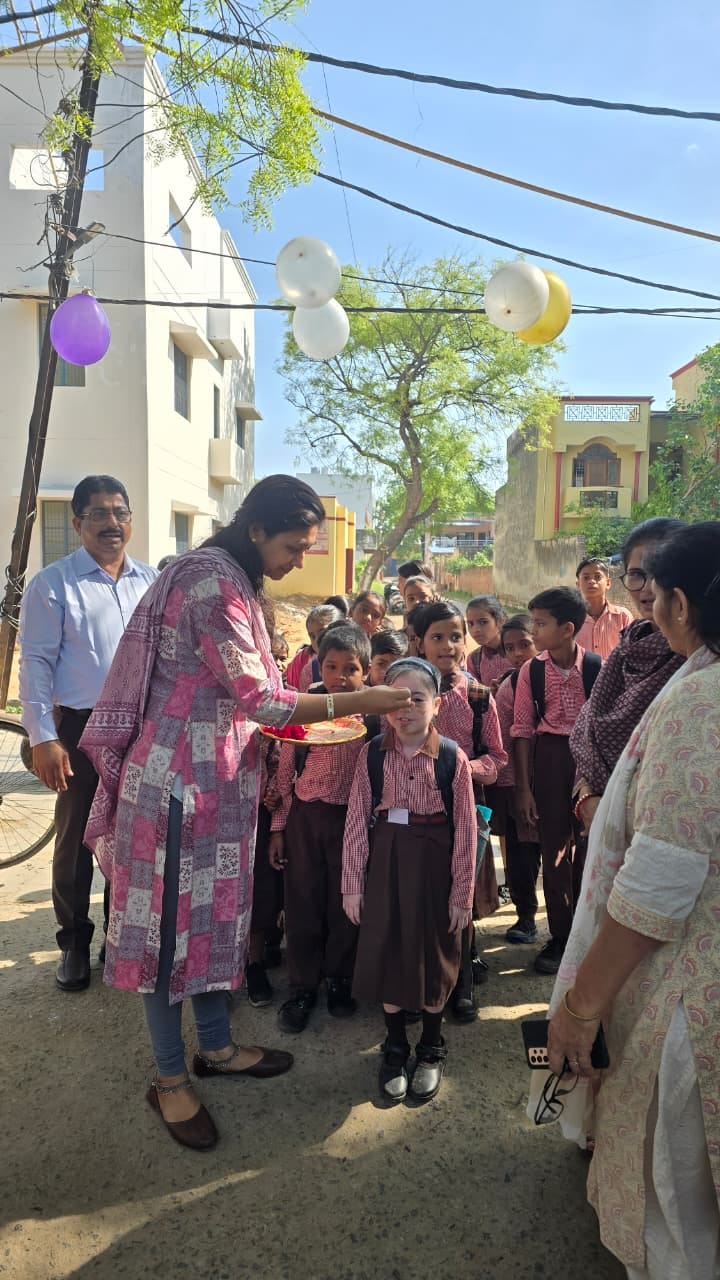 School Chalo campaign started, books distributed