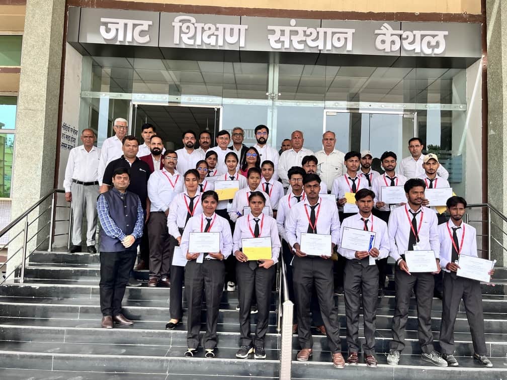 कार्यक्रम के दौरान मौजूद शिक्षक और विद्यार्थी