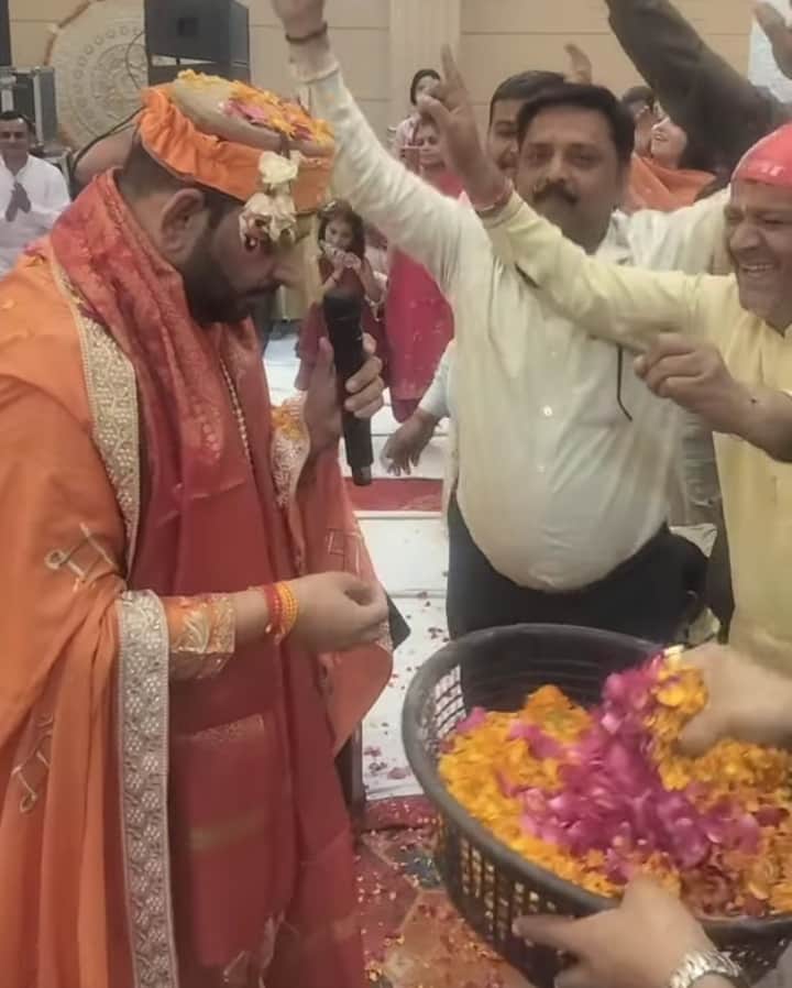 कार्यक्रम मे भजन गायक रैम्पी साज अपनी प्रस्तुति देते हुए। स्वयं