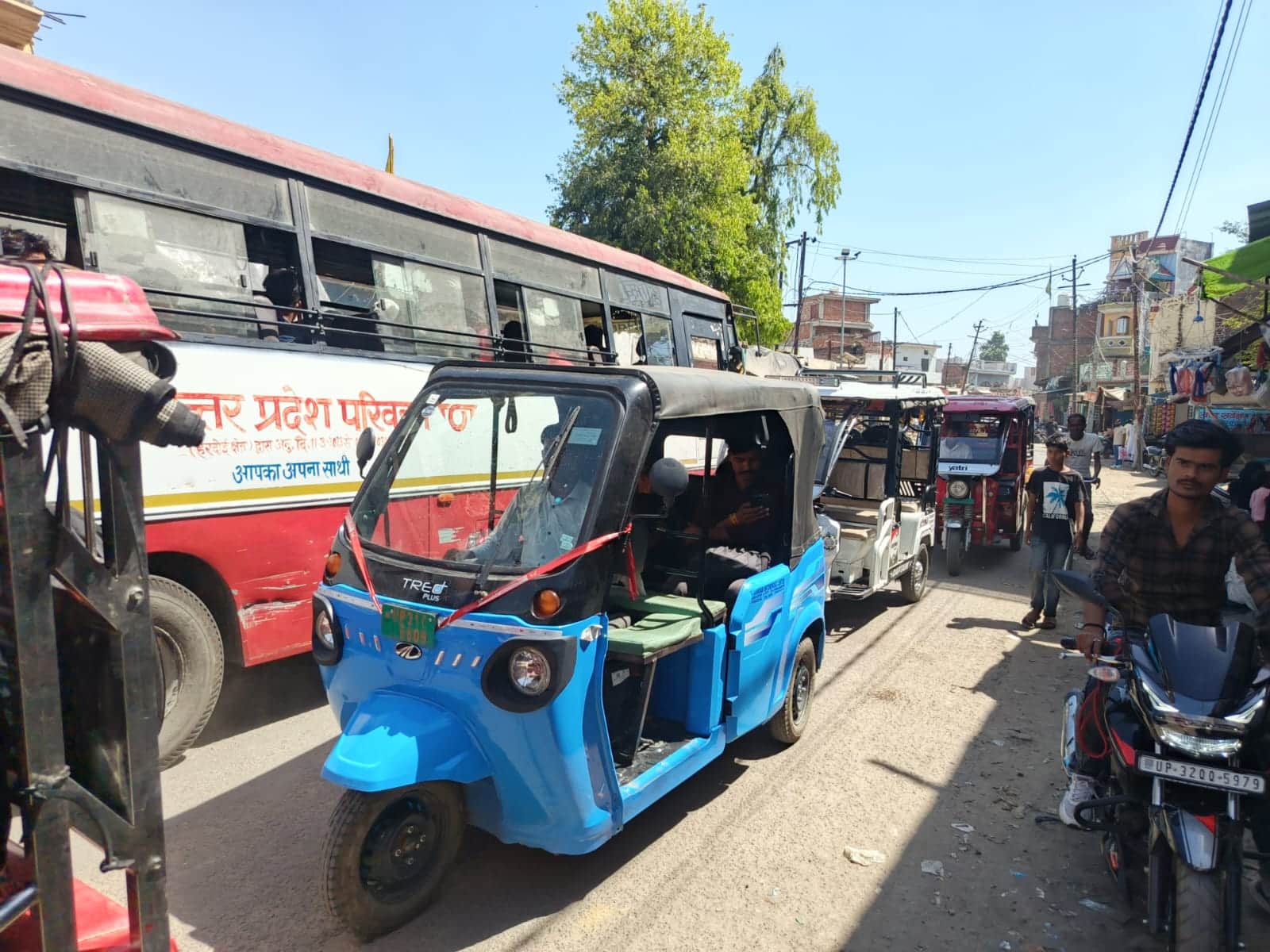 कस्बा खीरी में मुख्य चौराहे मोड़ पर लगी वाहनों की लंबी लाइन। संवाद