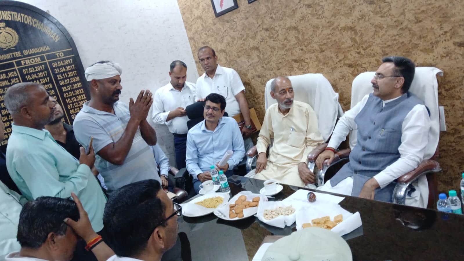 किसानों से बात करते हरियाणा विधानसभा अध्यक्ष हरविंद्र कल्याण । संगठन