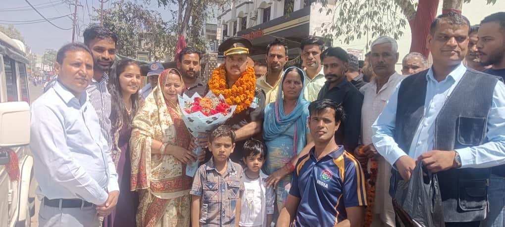 खानपुर क्षेत्र के माजरी गांव निवासी सेवानिवृत्त सूबेदार मेजर नरेश पाल का स्वागत करते परिवार के 