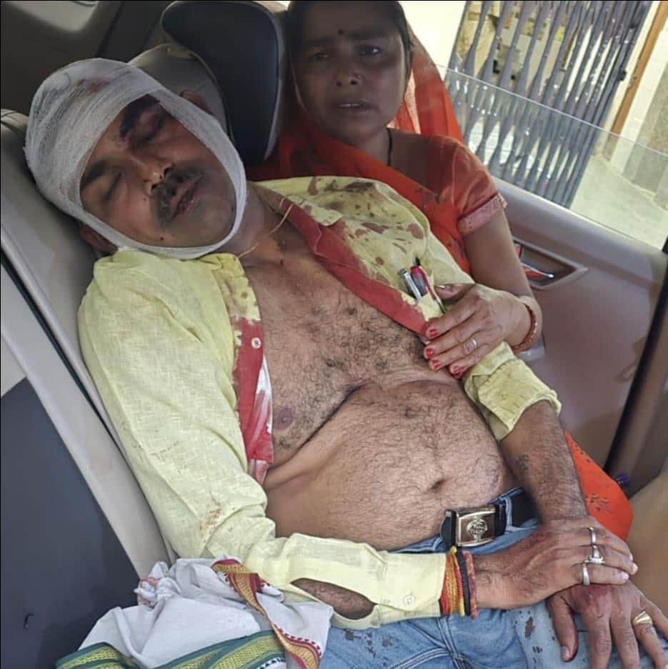 खरैयामऊ गांव में पिटाई से घायल ग्राम प्रधान का सी एच सी में हो रहा उपचार। स्राेत-संवाद