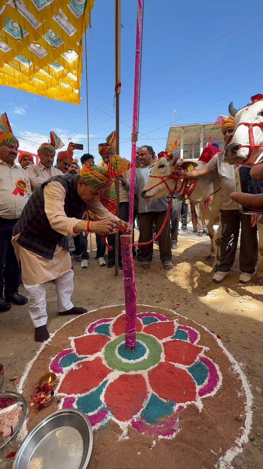 खूंटा गाढ़कर अजमेरपुर ग्रीष्मोत्सव शुभारंभ करते हुए पूर्व मंत्री गर्ग। स्रोत: आयोजक