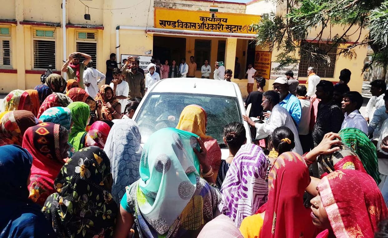 The meeting was canceled for the sixth time due to the arbitrariness of the officials... The villagers locked the block gate.