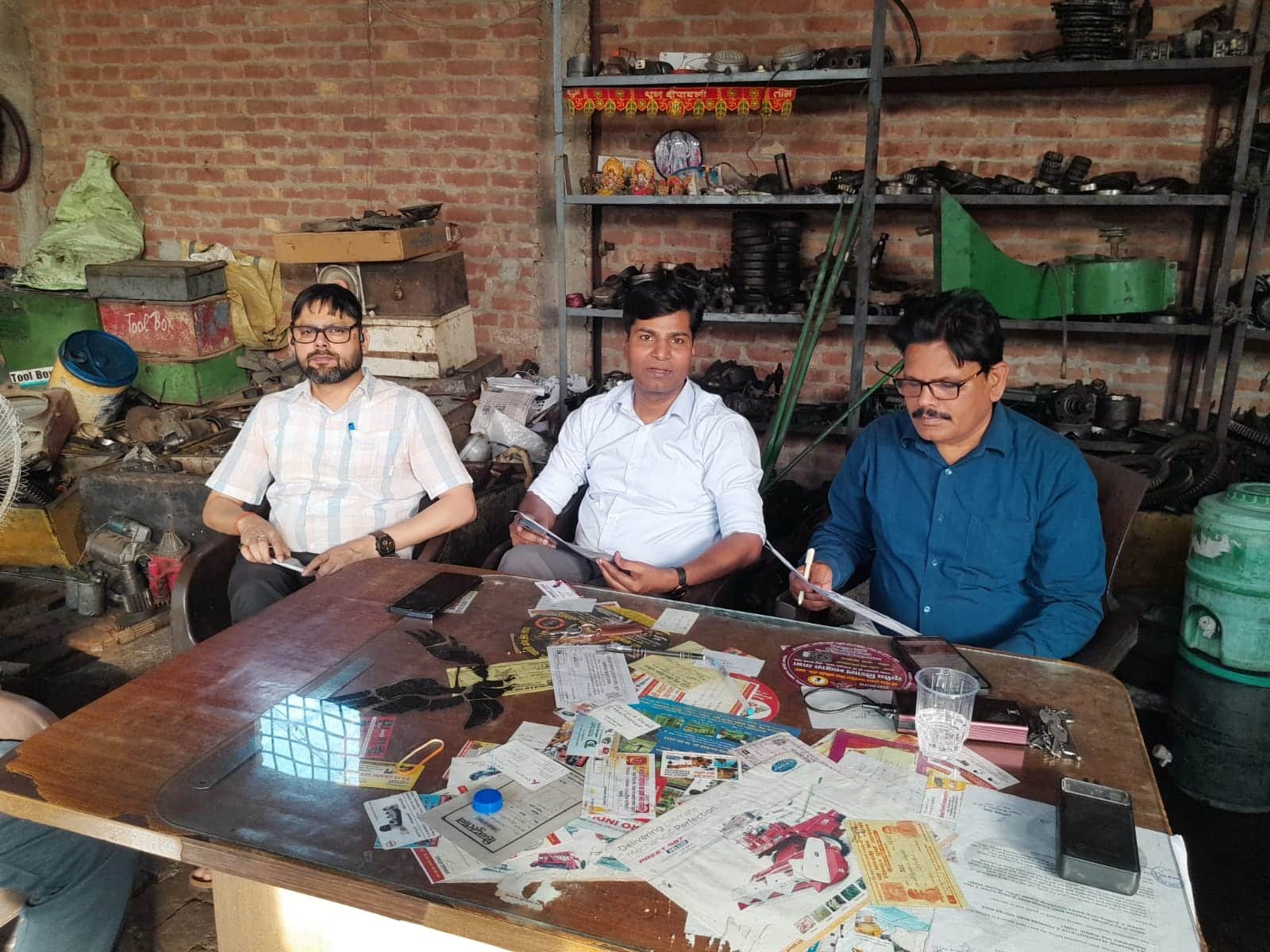 खुटार में अंबे ट्रेडर्स पर जांच करते जीएसटी अधिकारी। संवाद