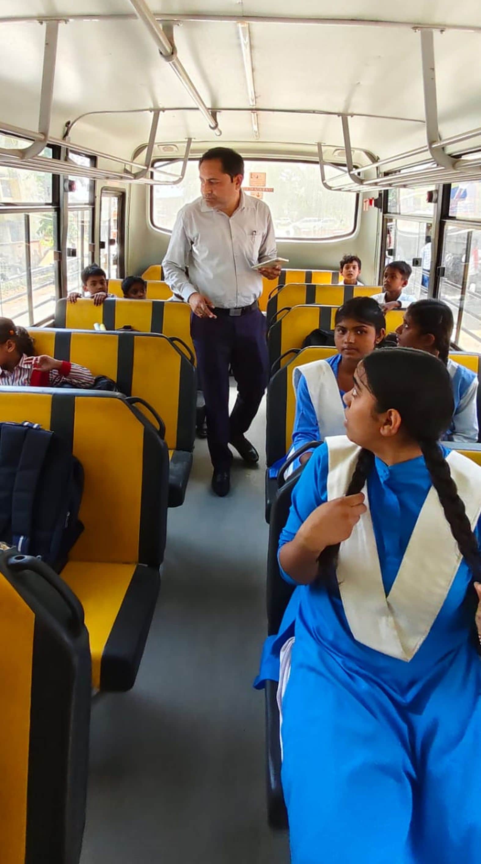  लंभुआ में स्कूली बस को चेक करते यात्री/मालकर अधिकारी शैलेंद्र तिवारी। स्रोत-एआरटीओ