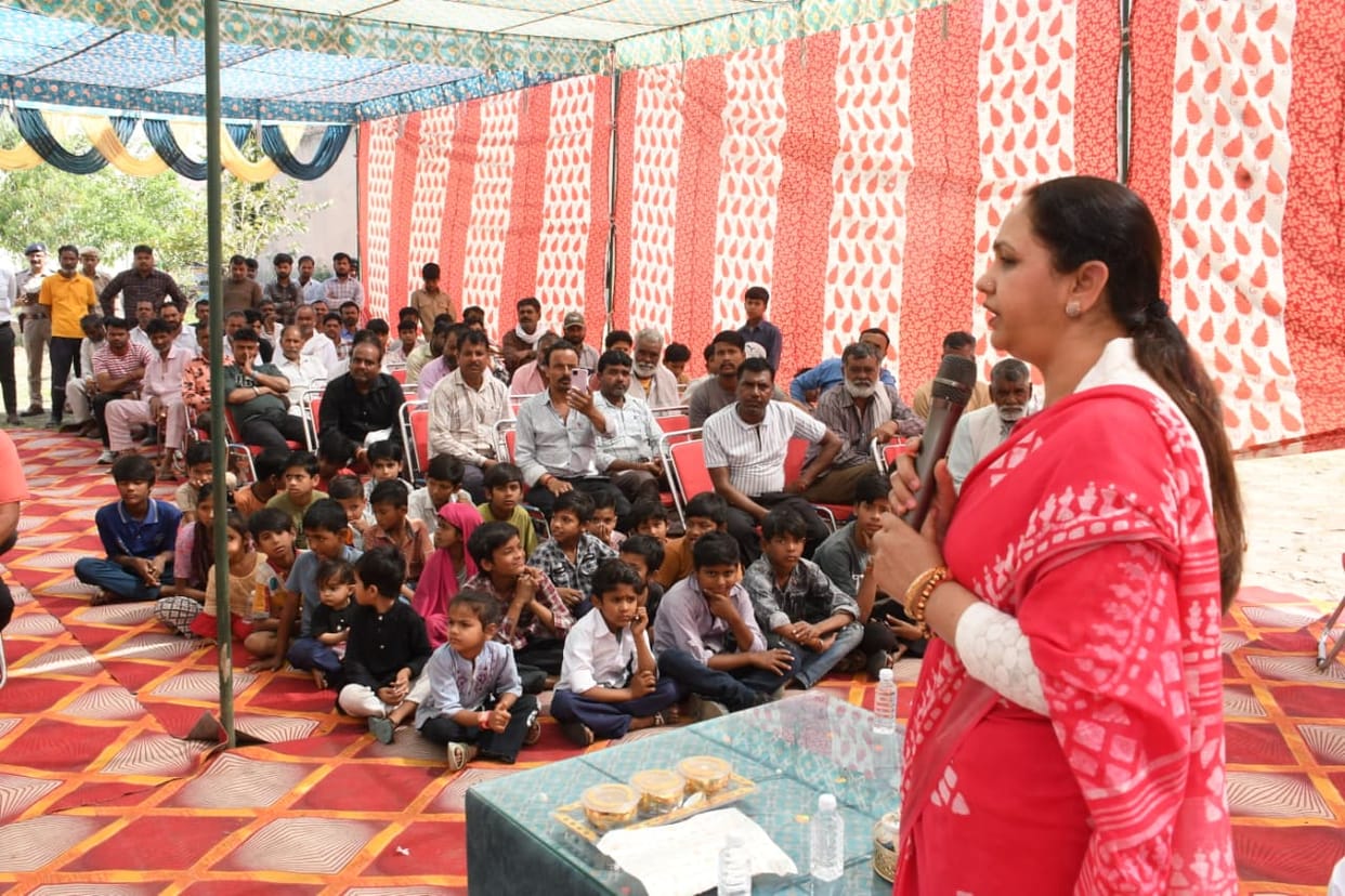 Suman Saini listened to the problems of the villagers in villages Ishargarh, Atal Nagar, Shankar Colony and Bodla.