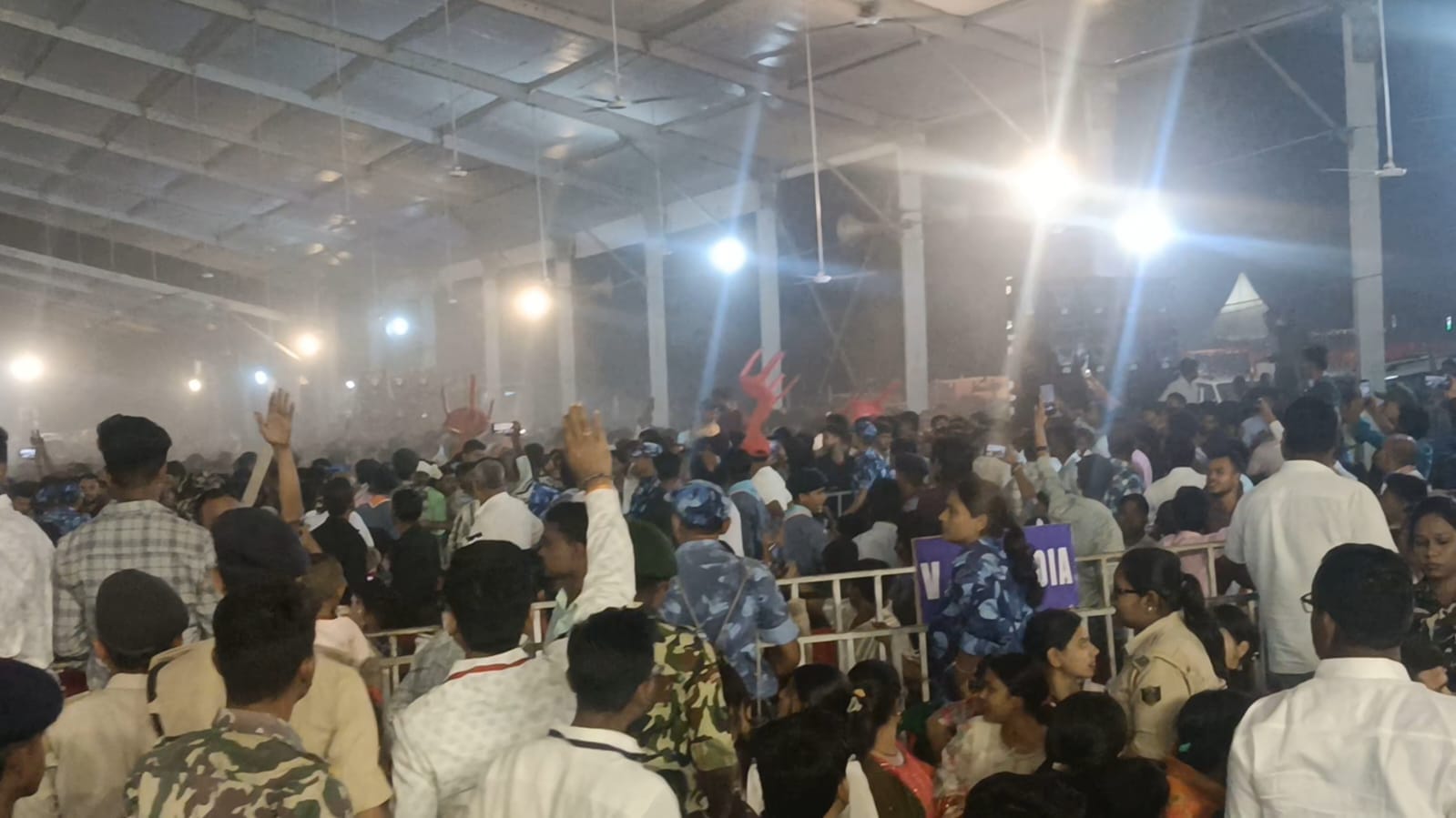 लोग हंगामा करती हुई पुलिस मौजूद