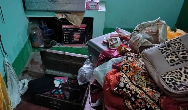 लंगड़ी पेंदा पुरवा गांव में हुई चोरी के बाद बिखरा सामान-संवाद