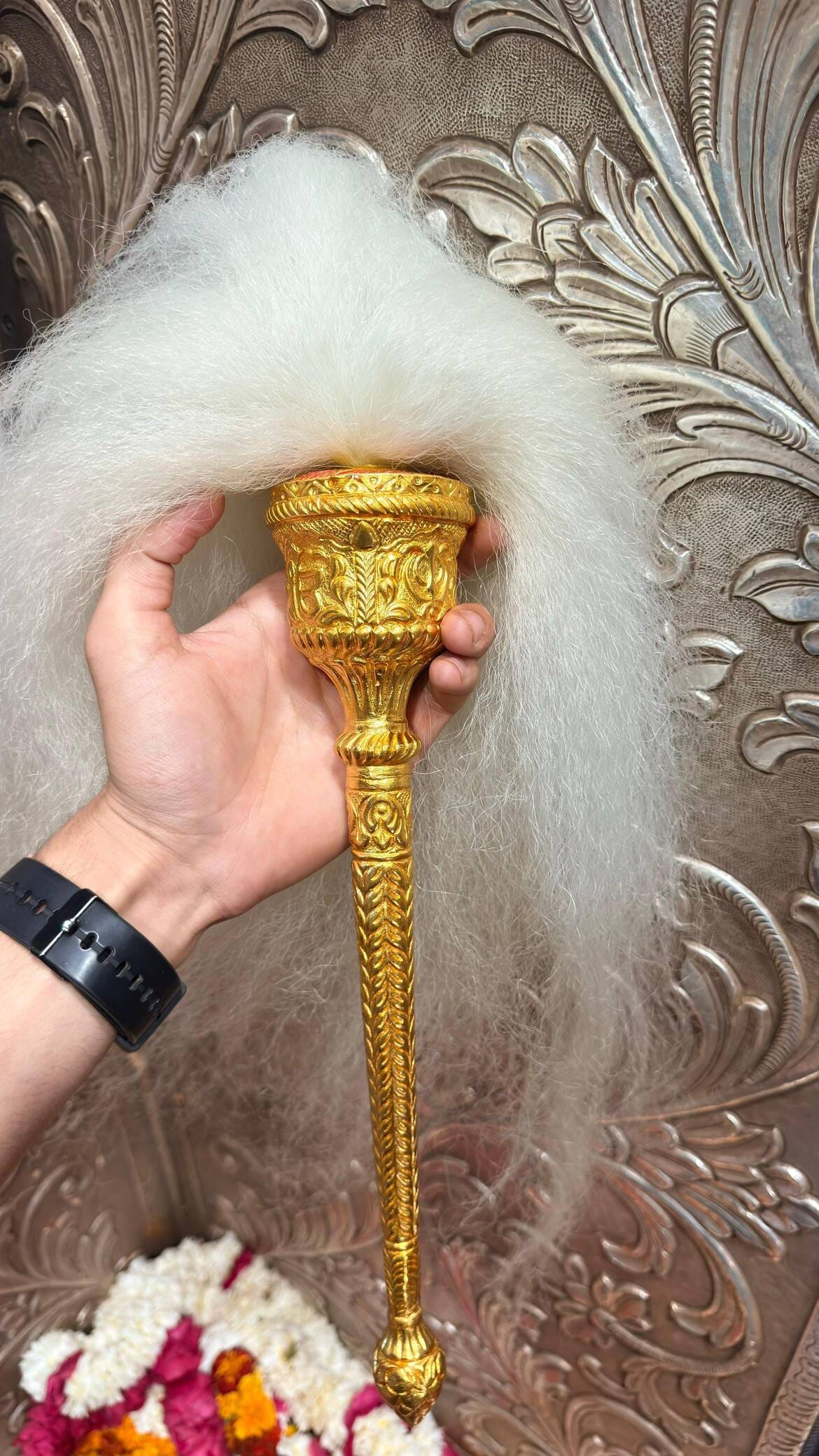 A devotee offered a 4.50 tola gold chain at the feet of Maa Chintpurni.