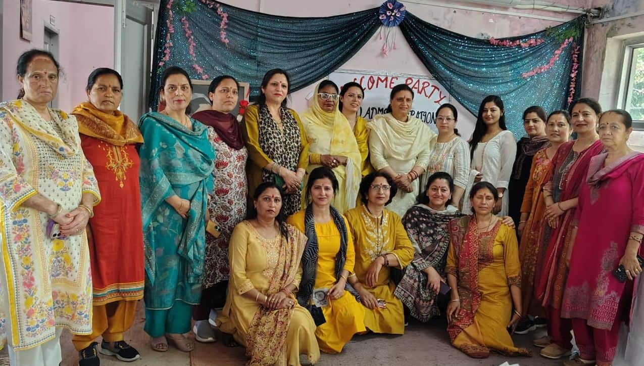 मेडिकल कॉलेज के नर्सिंग स्कूल में वार्ड सिस्टर के प्रशिक्षण कार्यक्रम के शुभारंभ पर प्रशिक्षु