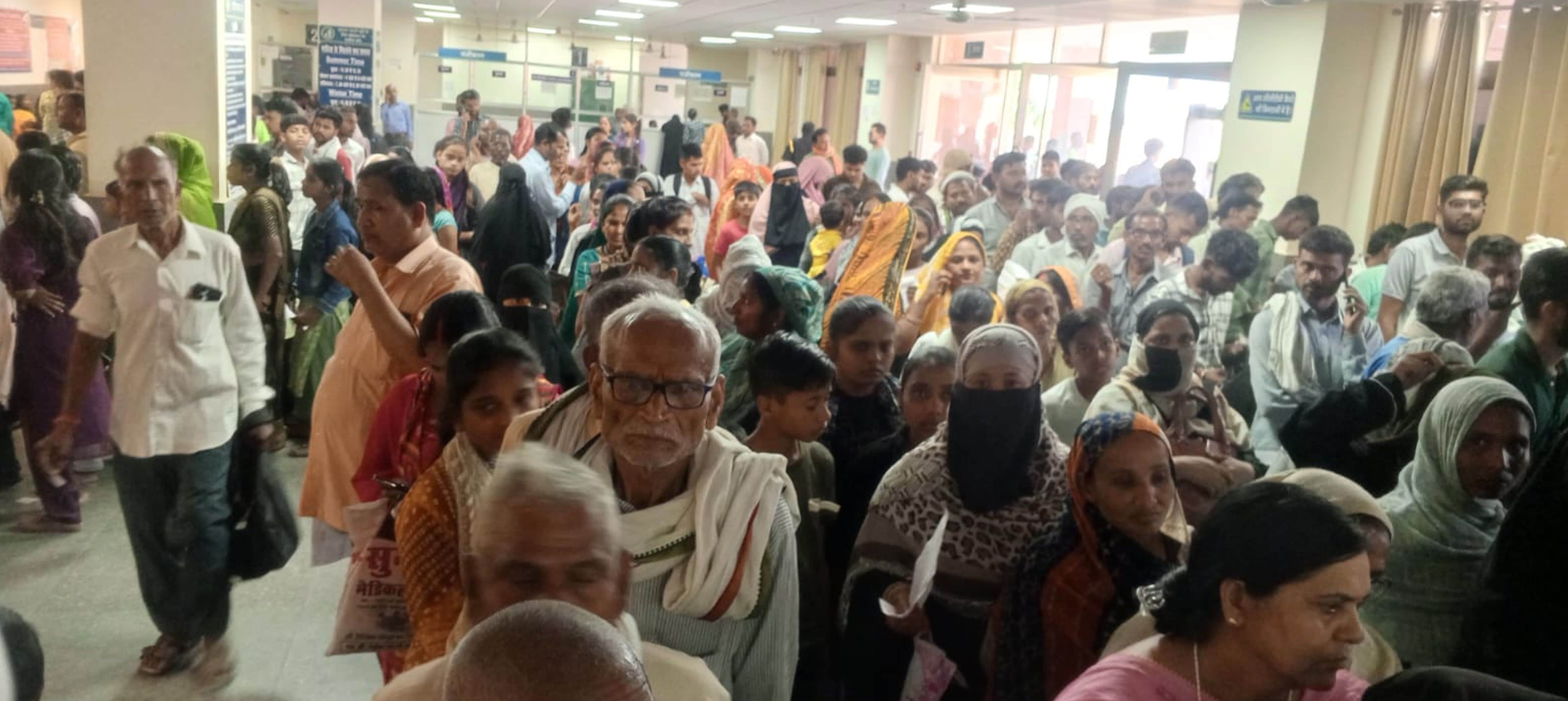 मेडिकल कॉलेज में लगी मरीजों की भीड़। 