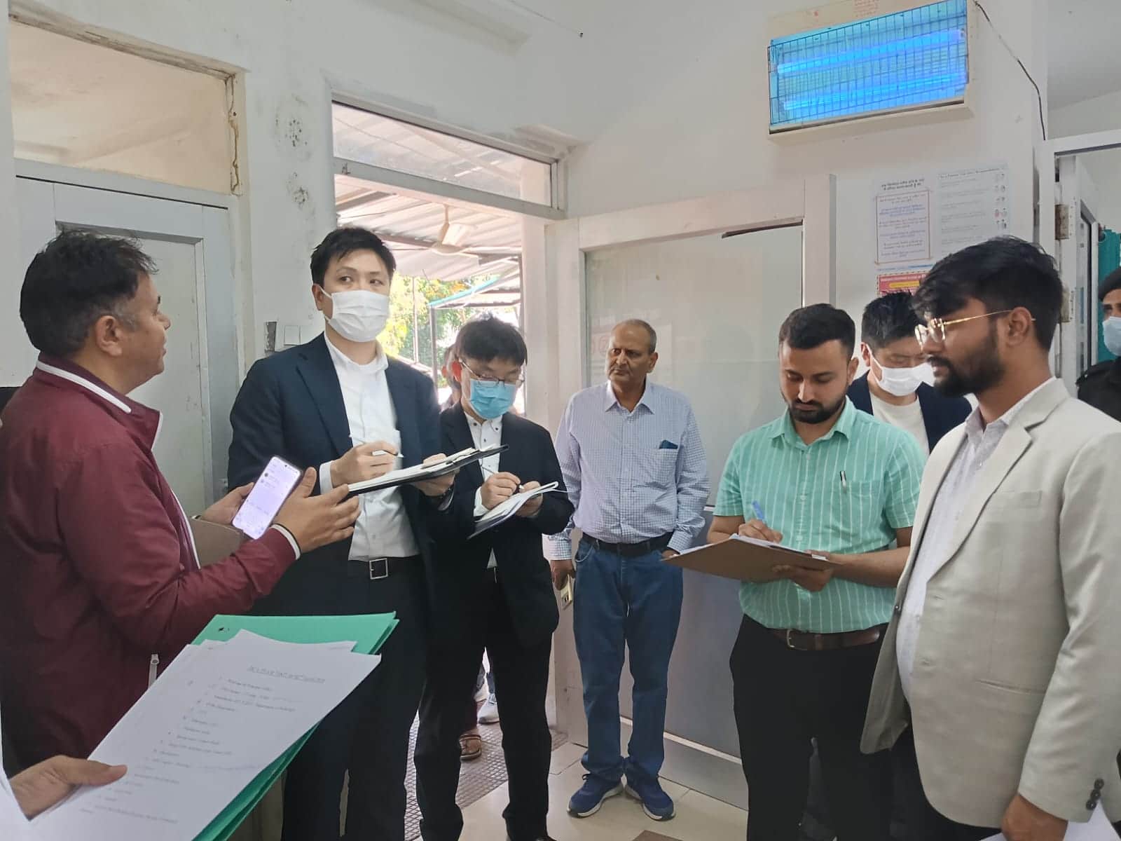 मेडिकल कॉलेज नाहन में व्यवस्थाओं का जायजा लेते जपानी कंपनी की टीम के सदस्य। संवाद