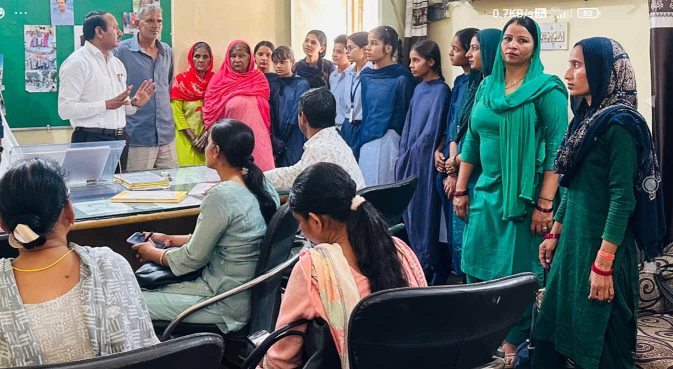 मेगा पीटीएम मे उपस्थित अभिभावक व अध्यापक। संवाद