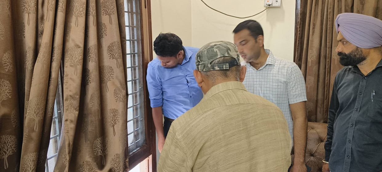 Rs 90 lakh stolen from retired bank manager's house