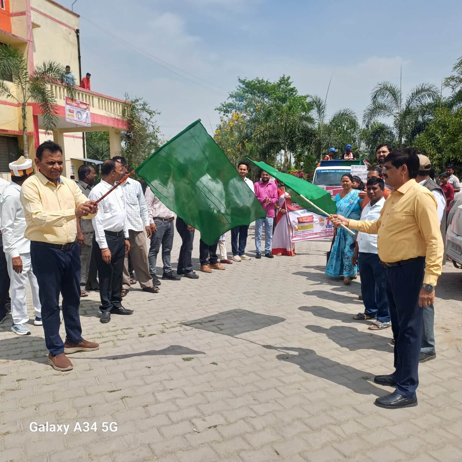 मुख्य चिकित्साधिकारी कार्यालय परिसर से संचारी रोग नियंत्रण जन-जागरूकता रैली को हरी झंडी दिखकर र