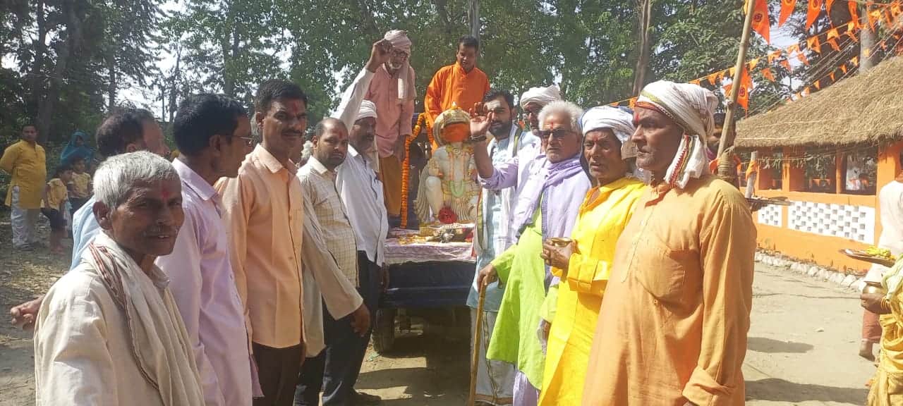 मलुकही में हनुमान जी के प्राण प्रतिष्ठा के लिए निकाली गई शोभाशत्रा में शामिल लोग।संवाद