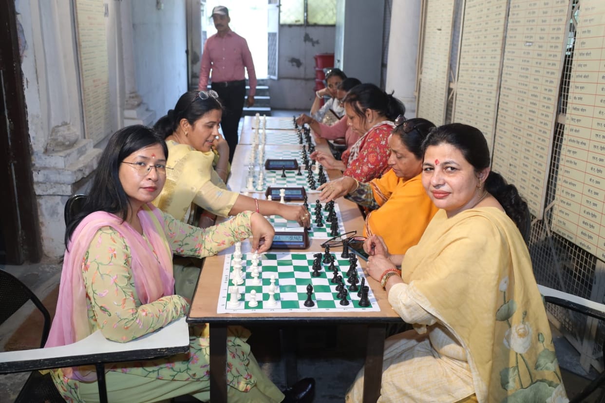 Meerut College teachers try their hand at sports