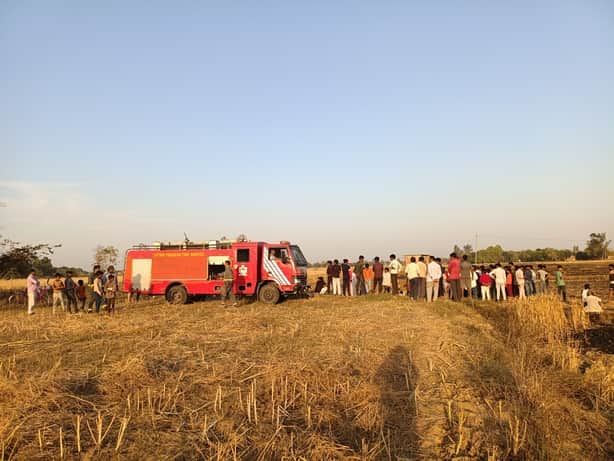 नगर थाना क्षेत्र के ग्राम बढनी मे गेहूँ के खेत मे लगी आग को बुझाती फायर ब्रिगेड की गाड़ी