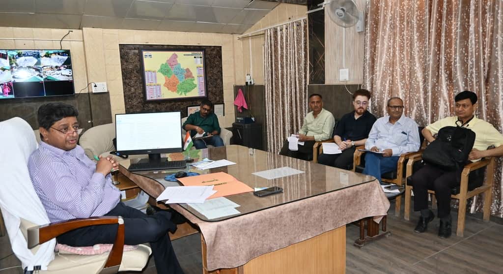 नाहन में जिला सलाहकार समिति की बैठक की अध्यक्षता करते सीएमओ डॉ. राकेश प्रताप। स्रोत : जन संपर्क