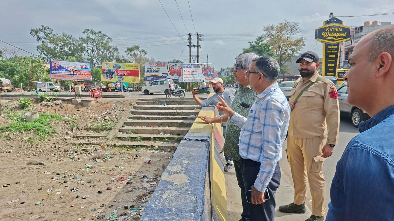 नहर की सफाई का औचक निरीक्षण डीसी कठुआ संवाद