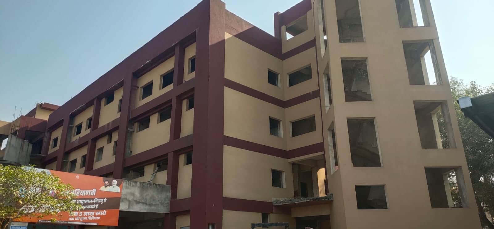 नीलोखेड़ी अस्पताल का निर्माण कार्य रुकने से अधर में लटका भवन। संवाद