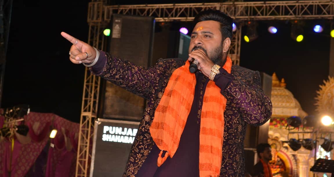 नवयुवक मां भगवती जागरण सभा की ओर से आयोजित संकीर्तन में बाला जी महाराज की महिमा का गुणगान करता 