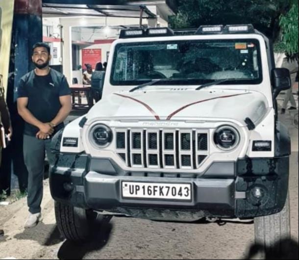 The police seized the Thar and seized it for trying to show off with red and blue beacons.