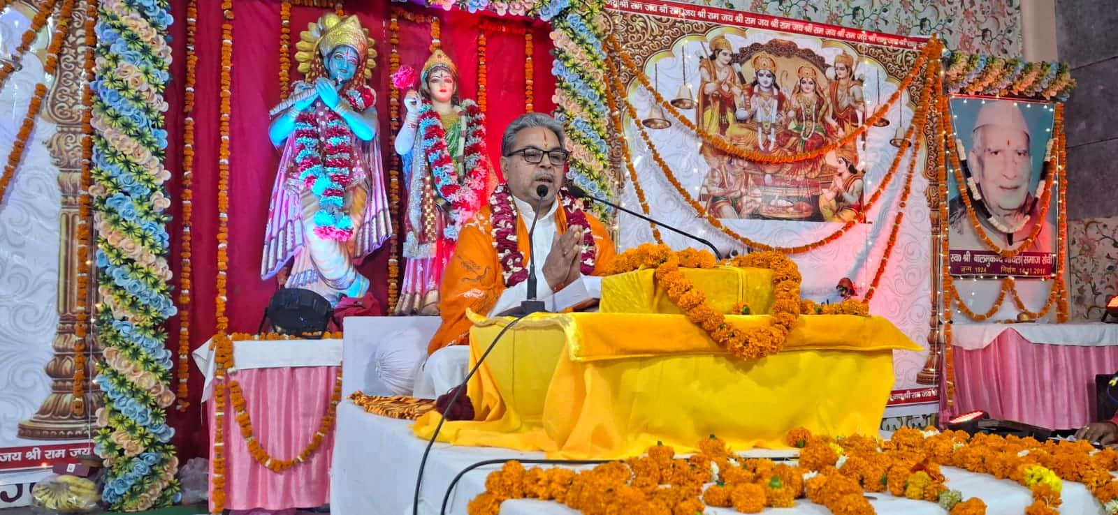 पिलखुवा में श्रीमद्भागवत कथा कहते कथा व्यास। संवाद