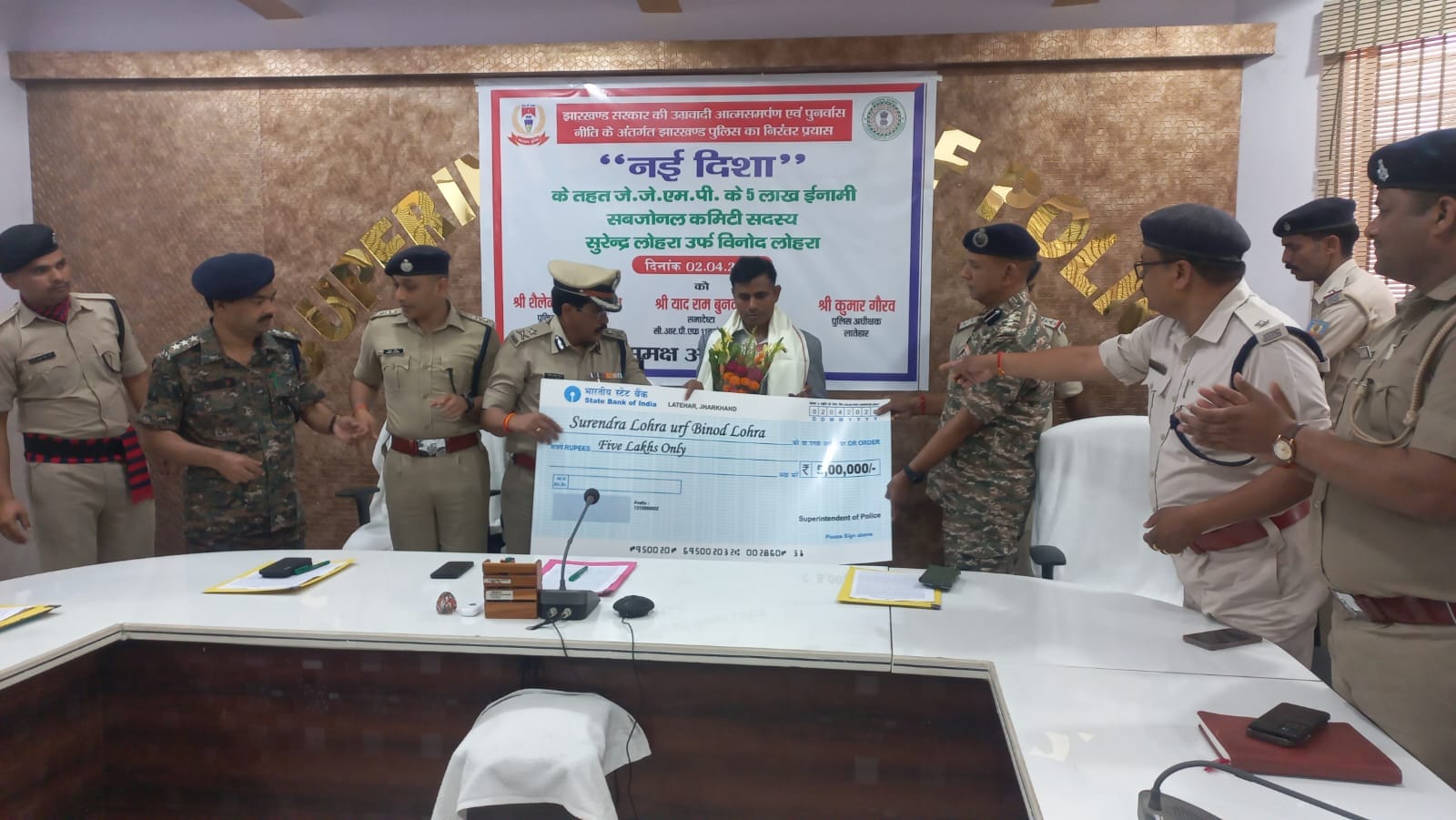 पुलिस के सामने आत्म समर्पण करते पांच लाख का इनामी नक्सली