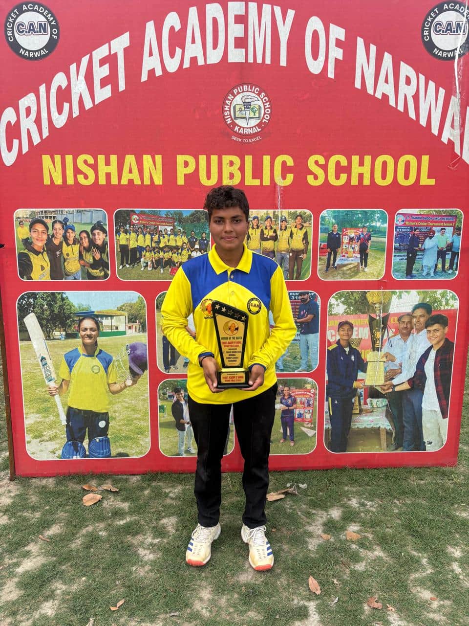 प्लेयर ऑफ द मैच की ट्रॉफी के साथ रीता