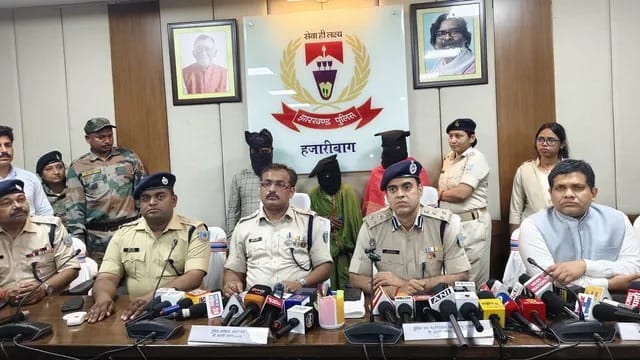 प्रेस कॉन्फ्रेंस कर मामले की जानकारी देते पुलिस अधिकारी