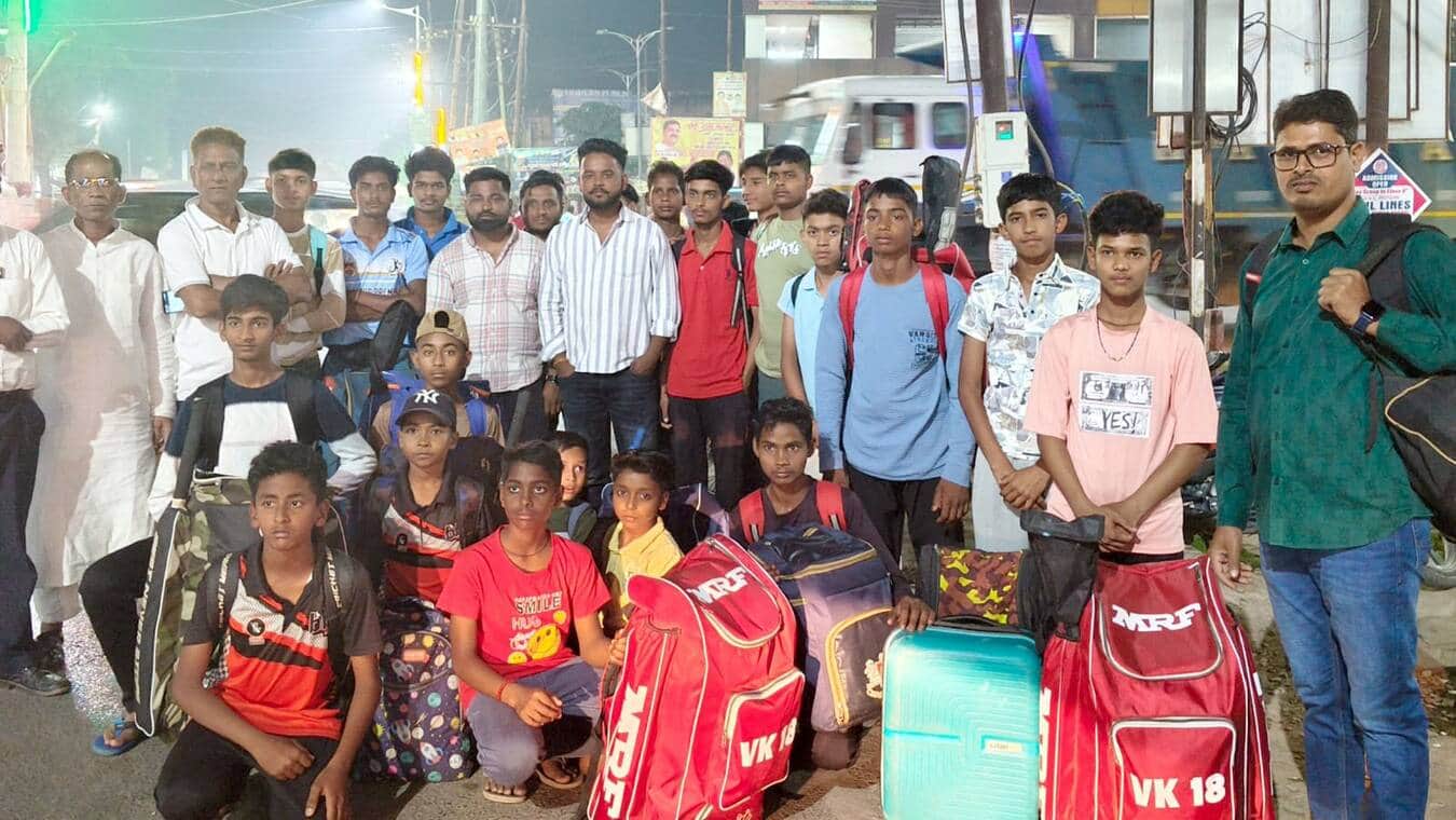 पूर्वांचल क्रिकेट प्रतियोगिता में हिस्सा लेने जाती टीम। संवाद