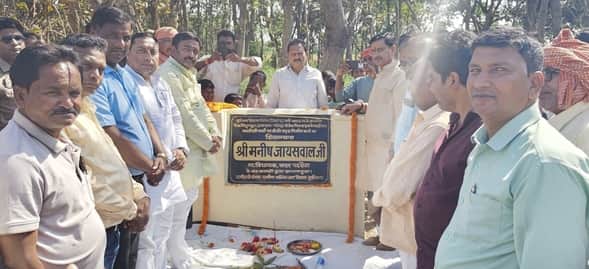 पटहेरा मंगलपुर ग्राम पंचायत में पूर्वांचल विकास निधि से निर्मित होने वाली सीसी सड़क के शिलान्या