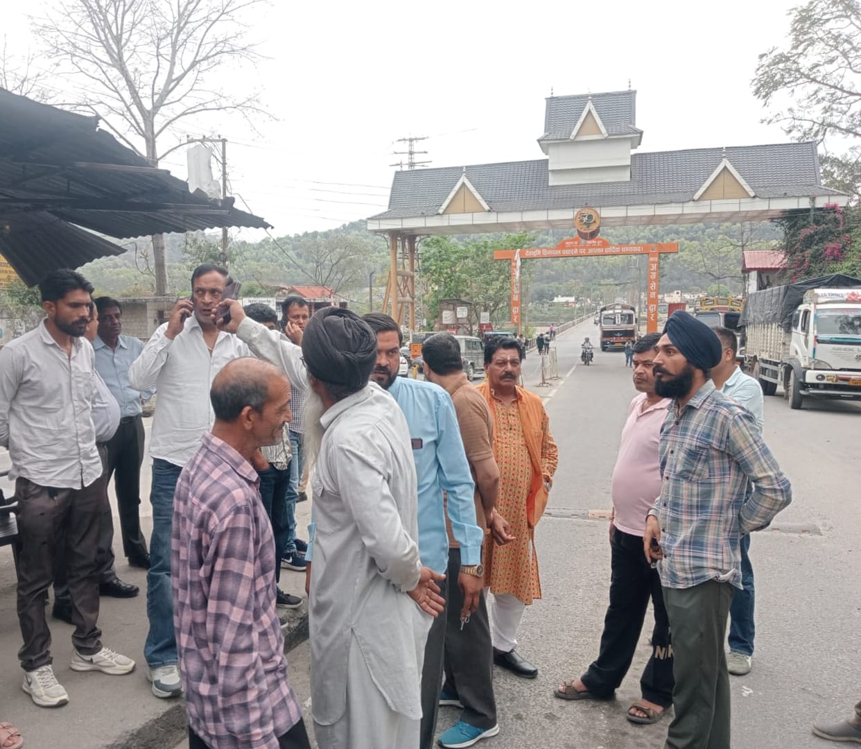 Uproar over entry tax, Govind Ghat barrier truck operators protest
