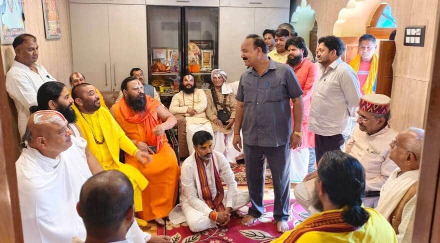 रंगमहल में आयोजित स्मृति समारोह में मौजूद चंपत राय व संत-धर्माचार्य।