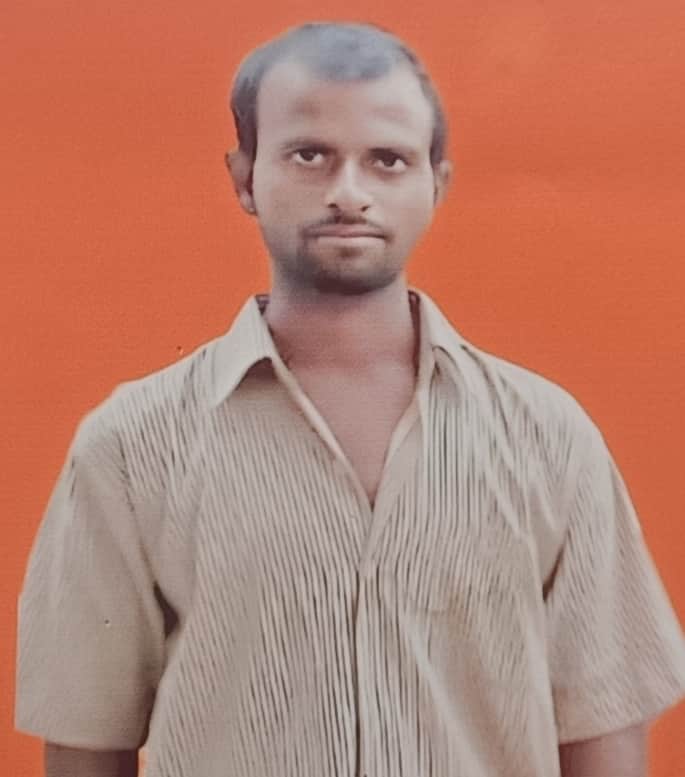 राहुल का फाइल फोटो व नकही डालपुरवा में रोते बिलखते परिजन। स्रोत: ग्रामीण