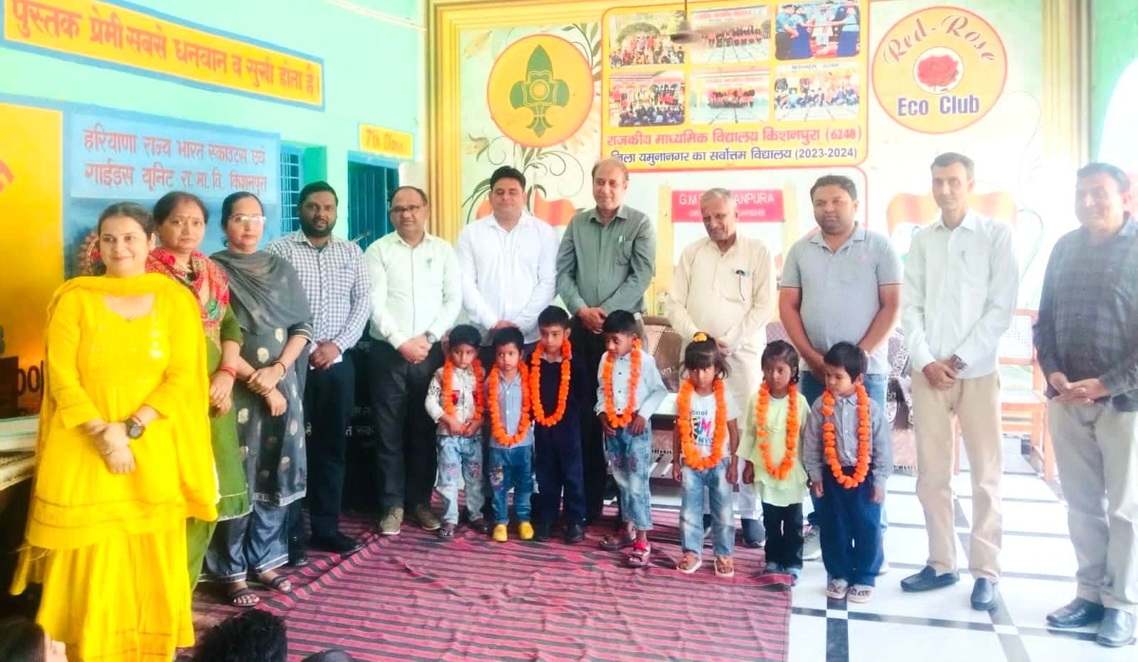 राजकीय स्कूल किशनपुरा में दाखिला लेने वाले छोटे बच्चों का स्वागत करते मुख्य अतिथि व स्टाफ।स्कूल