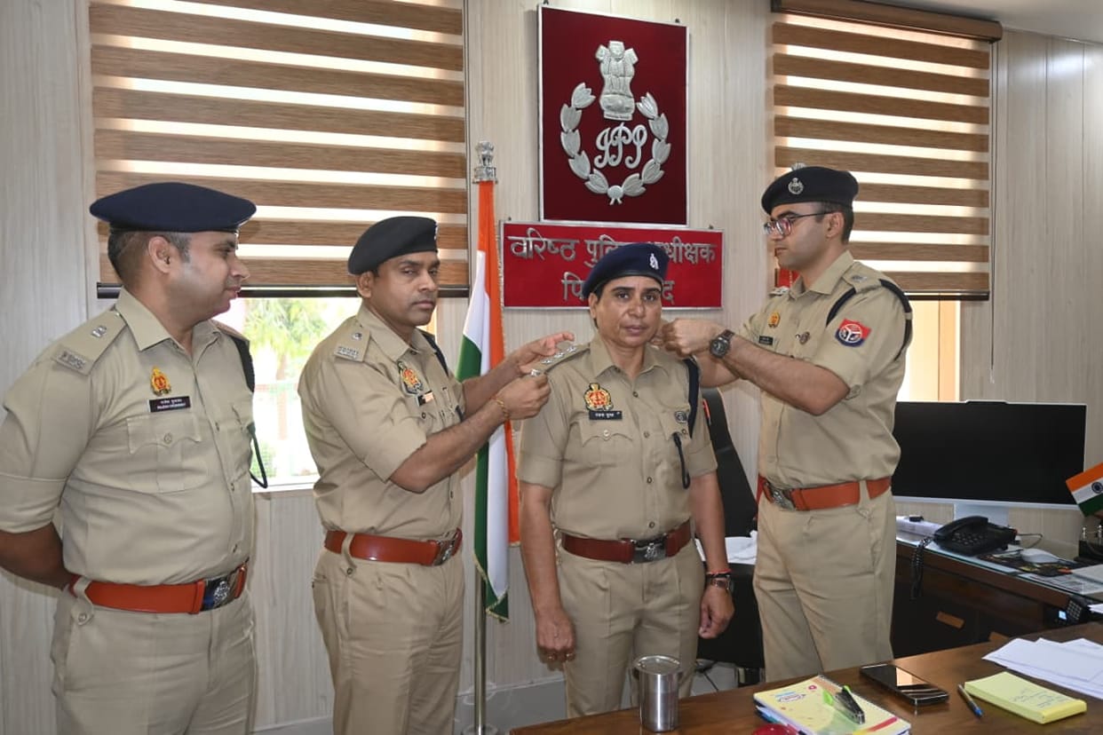 Ranjana Gupta became Deputy Superintendent of Police, SSP congratulated her by placing a silver star on her.